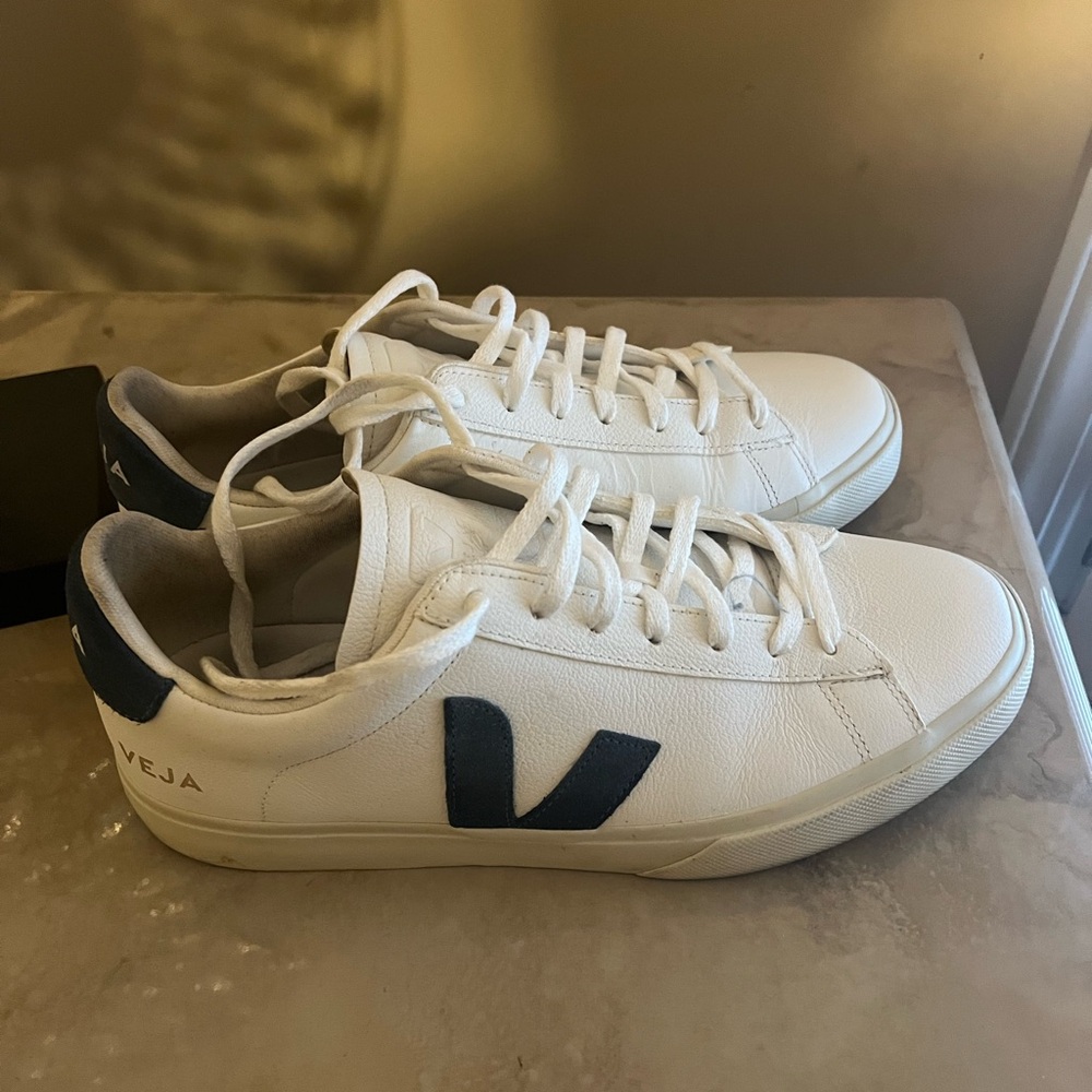 Very Nice sneaker gently worn